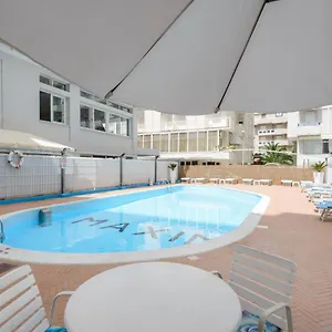 Arena Con Piscina Hotel